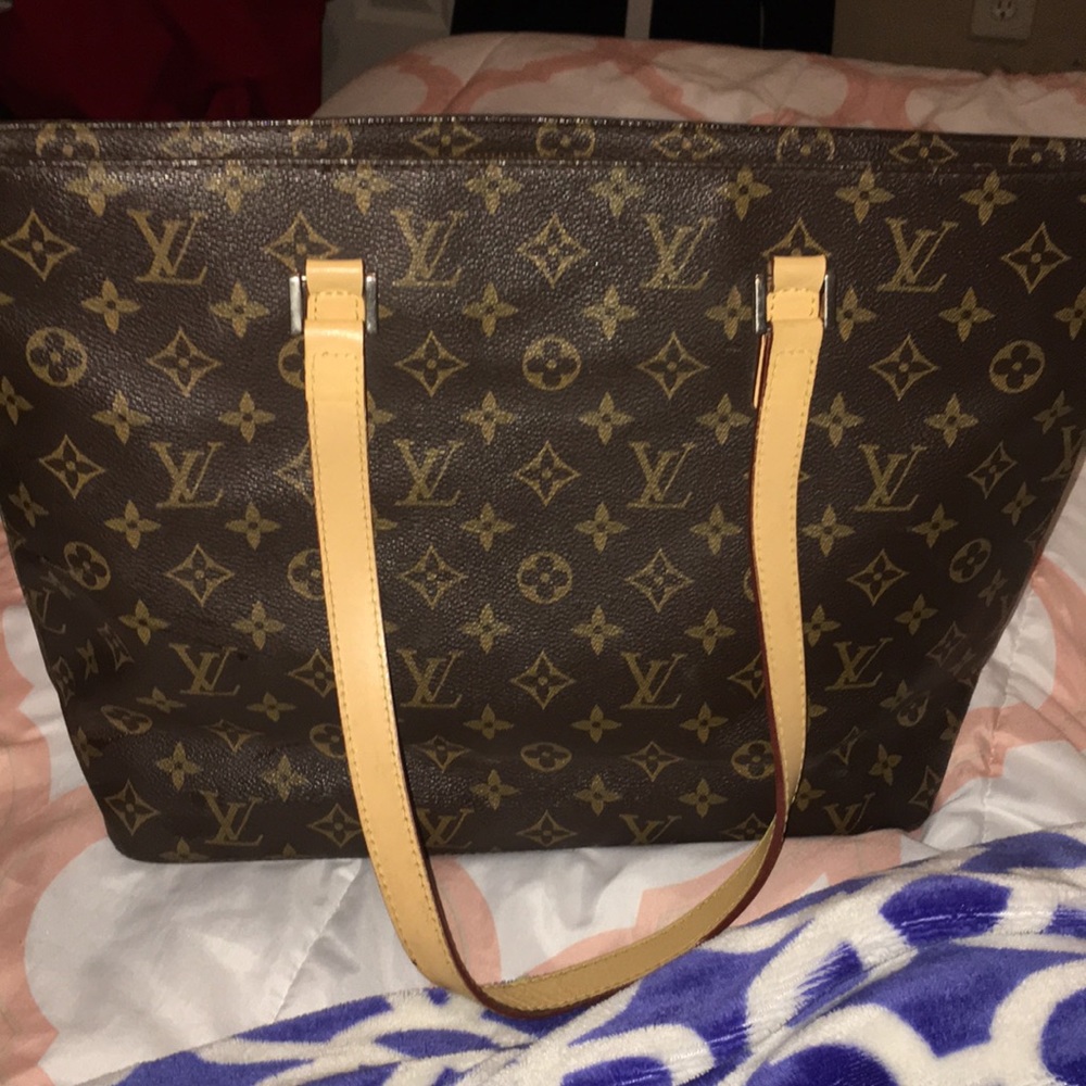 I’m  Selling A Louis Vuitton Purse .